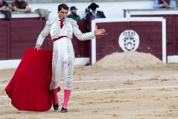 Madrid, İspanya... 30 Nisan 2022, San Martin de Valdeiglesias 'ta boğa güreşi. Koltuk değneği olan boğa güreşçisi. Boğa güreşi. Boğa güreşçisi ringde boğaya pas veriyor..