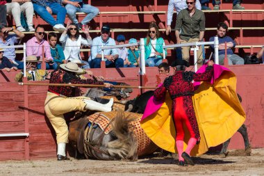 Madrid, İspanya... 30 Nisan 2022, San Martin de Valdeiglesias 'ta boğa güreşi. Pelerinli boğa güreşçisi. Boğa güreşi. Boğa güreşçisi boğa güreşine pelerin veriyor..