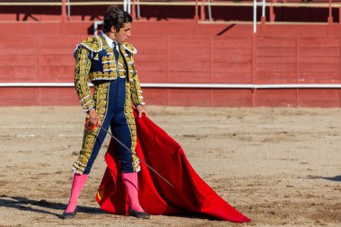 Madrid, İspanya... 30 Nisan 2022, San Martin de Valdeiglesias 'ta boğa güreşi. Koltuk değneği olan boğa güreşçisi. Boğa güreşi. Boğa güreşçisi ringde boğaya pas veriyor..
