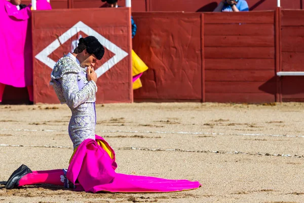 Madrid, İspanya... 30 Nisan 2022, San Martin de Valdeiglesias 'ta boğa güreşi. Pelerinli boğa güreşçisi. Boğa güreşi. Boğa güreşçisi boğa güreşine pelerin veriyor..