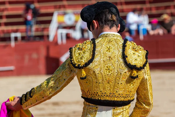 Madrid, İspanya... 30 Nisan 2022, San Martin de Valdeiglesias 'ta boğa güreşi. Pelerinli boğa güreşçisi. Boğa güreşi. Boğa güreşçisi boğa güreşine pelerin veriyor..