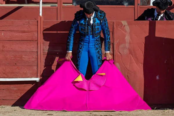 Madrid, İspanya... 30 Nisan 2022, San Martin de Valdeiglesias 'ta boğa güreşi. Pelerinli boğa güreşçisi. Boğa güreşi. Boğa güreşçisi boğa güreşine pelerin veriyor..