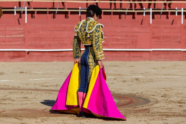 Madrid, İspanya... 30 Nisan 2022, San Martin de Valdeiglesias 'ta boğa güreşi. Pelerinli boğa güreşçisi. Boğa güreşi. Boğa güreşçisi boğa güreşine pelerin veriyor..