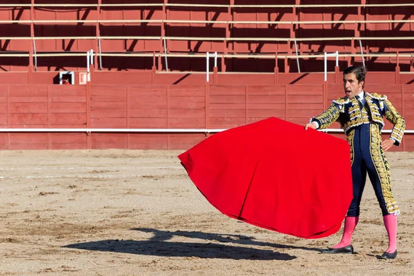 Madrid, İspanya... 30 Nisan 2022, San Martin de Valdeiglesias 'ta boğa güreşi. Koltuk değneği olan boğa güreşçisi. Boğa güreşi. Boğa güreşçisi ringde boğaya pas veriyor..