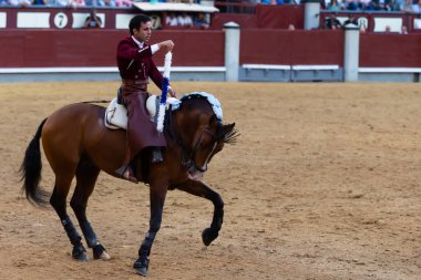 Madrid, İspanya... 14 Mayıs 2022 Las Ventas boğa güreşçisi ile boğa güreşi. Rejoneo boğa güreşi.