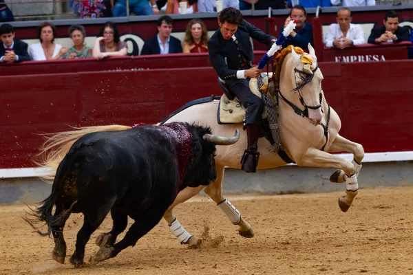 西班牙马德里 2022年5月14日 在拉斯文塔斗牛场与骑马的斗牛士斗牛 Rejoneo斗牛 — 图库照片