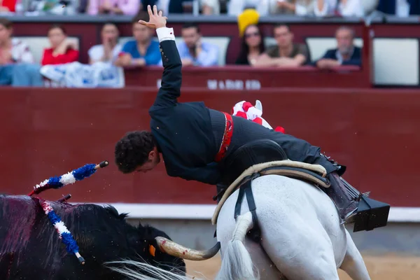Madrid, İspanya... 14 Mayıs 2022 Las Ventas boğa güreşçisi ile boğa güreşi. Rejoneo boğa güreşi.