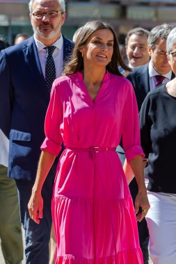 Madrid, İspanya 27, 2022: İspanya Kraliçesi Doa Leticia Madrid 'deki Retiro Park' ta Kitap Fuarı 'nın açılışını gerçekleştirdi..