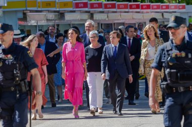 Madrid, İspanya 27, 2022: İspanya Kraliçesi Doa Leticia Madrid 'deki Retiro Park' ta Kitap Fuarı 'nın açılışını gerçekleştirdi..