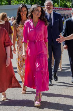 Madrid, İspanya 27, 2022: İspanya Kraliçesi Doa Leticia Madrid 'deki Retiro Park' ta Kitap Fuarı 'nın açılışını gerçekleştirdi..