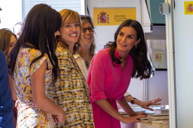 Madrid, İspanya 27, 2022: İspanya Kraliçesi Doa Leticia Madrid 'deki Retiro Park' ta Kitap Fuarı 'nın açılışını gerçekleştirdi. Bazı pozisyonlarda durdu. Kitaplara baktı..