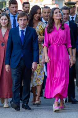 Madrid, İspanya 27, 2022: İspanya Kraliçesi Doa Leticia Madrid 'deki Retiro Park' ta Kitap Fuarı 'nın açılışını gerçekleştirdi..