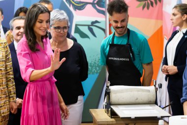 Madrid, İspanya 27, 2022: İspanya Kraliçesi Doa Leticia Madrid 'deki Retiro Park' ta Kitap Fuarı 'nın açılışını gerçekleştirdi. Kitap fuarında matbaayla ilgilendiği bir atölyeyi ziyaret ediyor..