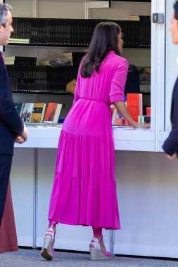 Madrid, İspanya 27, 2022: İspanya Kraliçesi Doa Leticia Madrid 'deki Retiro Park' ta Kitap Fuarı 'nın açılışını gerçekleştirdi. Bazı pozisyonlarda durdu. Kitaplara baktı..