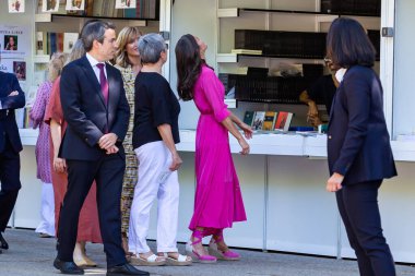 Madrid, İspanya 27, 2022: İspanya Kraliçesi Doa Leticia Madrid 'deki Retiro Park' ta Kitap Fuarı 'nın açılışını gerçekleştirdi. Bazı pozisyonlarda durdu. Kitaplara baktı..