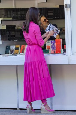 Madrid, İspanya 27, 2022: İspanya Kraliçesi Doa Leticia Madrid 'deki Retiro Park' ta Kitap Fuarı 'nın açılışını gerçekleştirdi. Bazı pozisyonlarda durdu. Kitaplara baktı..