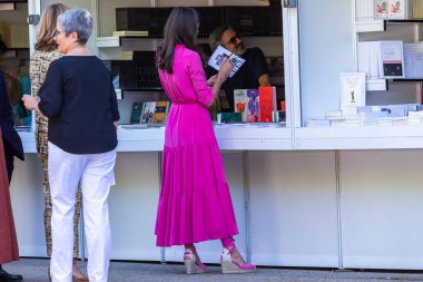 Madrid, İspanya 27, 2022: İspanya Kraliçesi Doa Leticia Madrid 'deki Retiro Park' ta Kitap Fuarı 'nın açılışını gerçekleştirdi. Bazı pozisyonlarda durdu. Kitaplara baktı..