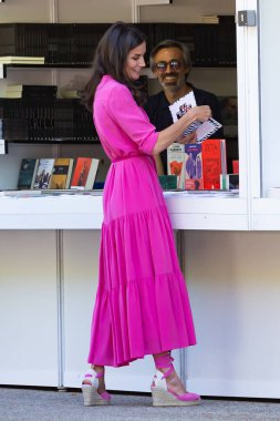 Madrid, İspanya 27, 2022: İspanya Kraliçesi Doa Leticia Madrid 'deki Retiro Park' ta Kitap Fuarı 'nın açılışını gerçekleştirdi. Bazı pozisyonlarda durdu. Kitaplara baktı..