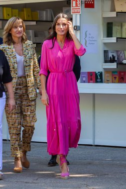 Madrid, İspanya 27, 2022: İspanya Kraliçesi Doa Leticia Madrid 'deki Retiro Park' ta Kitap Fuarı 'nın açılışını gerçekleştirdi..