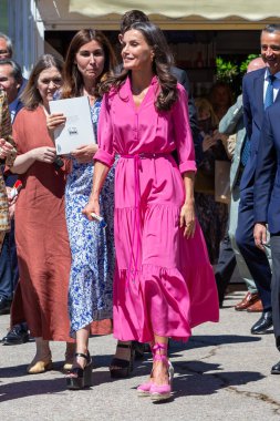 Madrid, İspanya 27, 2022: İspanya Kraliçesi Doa Leticia Madrid 'deki Retiro Park' ta Kitap Fuarı 'nın açılışını gerçekleştirdi..