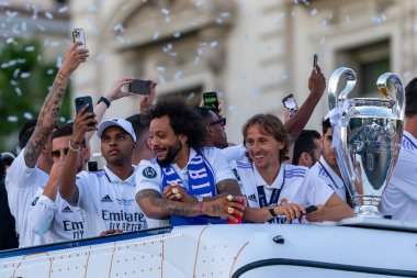 Madrid, İspanya - 29 Mayıs 2022: Real Madrid C.F 14. Avrupa Şampiyonasını Madrid 'de kutladı. Luka Modriç ve Marcelo şampiyonlar kupasını taşıyan otobüsün kaptanı.