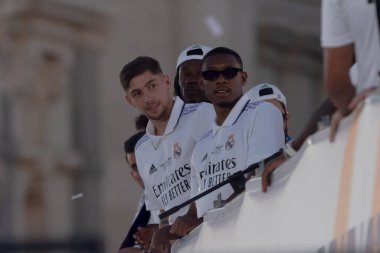 Madrid, İspanya - 29 Mayıs 2022: Real Madrid C.F 14. Avrupa Şampiyonasını Madrid 'de kutladı. David Alaba, Cibeles çeşmesine monte edilen podyumdan hayranlarını selamlıyor..