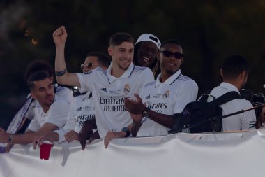 Madrid, İspanya - 29 Mayıs 2022: Real Madrid C.F 14. Avrupa Şampiyonasını Madrid 'de kutladı. David Alaba, Cibeles çeşmesine monte edilen podyumdan hayranlarını selamlıyor..
