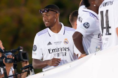 Madrid, İspanya - 29 Mayıs 2022: Real Madrid C.F 14. Avrupa Şampiyonasını Madrid 'de kutladı. David Alaba, Cibeles çeşmesine monte edilen podyumdan hayranlarını selamlıyor..