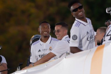 Madrid, İspanya - 29 Mayıs 2022: Real Madrid C.F 14. Avrupa Şampiyonasını Madrid 'de kutladı. David Alaba, Cibeles çeşmesine monte edilen podyumdan hayranlarını selamlıyor..