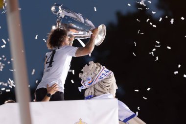 Madrid, İspanya - 29 Mayıs 2022: Real Madrid C.F 14. Avrupa Şampiyonasını Madrid 'de kutladı. Takım kaptanı Marcelo, Avrupa Kupası 'nı Tanrıça Cibeles' e sunar..
