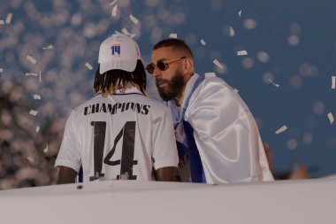 Madrid, İspanya - 29 Mayıs 2022: Real Madrid C.F 14. Avrupa Şampiyonasını Madrid 'de kutladı. Real Madrid C.F. bayrağı ve güneş gözlükleriyle Karim Benzema.