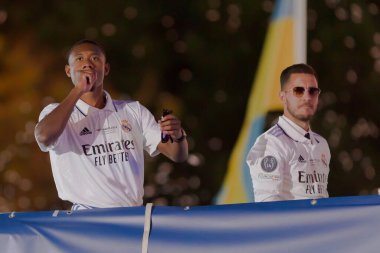 Madrid, İspanya - 29 Mayıs 2022: Real Madrid C.F 14. Avrupa Şampiyonasını Madrid 'de kutladı. David Alaba, Cibeles çeşmesine monte edilen podyumdan hayranlarını selamlıyor..