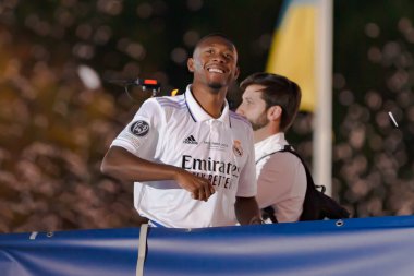 Madrid, İspanya - 29 Mayıs 2022: Real Madrid C.F 14. Avrupa Şampiyonasını Madrid 'de kutladı. David Alaba, Cibeles çeşmesine monte edilen podyumdan hayranlarını selamlıyor..
