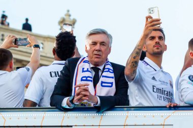 Madrid, İspanya - 29 Mayıs 2022: Real Madrid C.F 14. Avrupa Şampiyonasını Madrid 'de kutladı. Koç Ancelotti boynunda Real Madrid C.F. eşarbıyla.