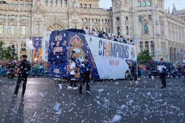 Madrid, İspanya - 29 Mayıs 2022: Real Madrid C.F 14. Avrupa Şampiyonasını Madrid 'de kutladı. Takım otobüsü, Plaza de Cibeles 'teki postane binasına doğru gidiyor.