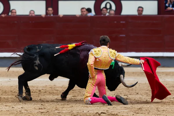 2022年6月2日 スペイン マドリードのラス ベンタス ブルリングで開催された闘牛中にフアン レアル 闘牛士と松葉杖 — ストック写真