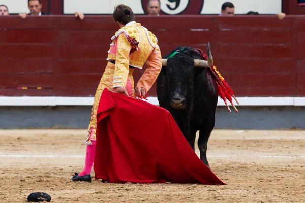 2022年6月2日 スペイン マドリードのラス ベンタス ブルリングで開催された闘牛中にフアン レアル 闘牛士と松葉杖 — ストック写真