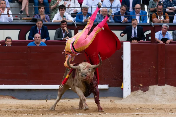 2022年6月2日 スペイン マドリードのラス ベンタス ブルリングで行われた闘牛中 フアン レアルは結果なしに逮捕された 闘牛士と松葉杖 — ストック写真