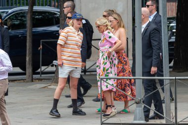 Madrid, İspanya-27 Haziran 2022: ABD 'nin First Lady' si Jill Biden, Madrid 'de torunları Maisy ve Finnegan ile birlikte yürüyor. Jill Biden Madrid 'de alışveriş yapıyor. NATO Zirvesi.