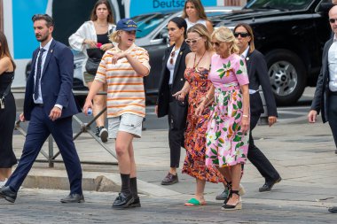 Madrid, İspanya-27 Haziran 2022: ABD 'nin First Lady' si Jill Biden, Madrid 'de torunları Maisy ve Finnegan ile birlikte yürüyor. Jill Biden Madrid 'de alışveriş yapıyor. NATO Zirvesi.