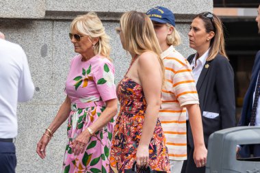 Madrid, İspanya-27 Haziran 2022: ABD 'nin First Lady' si Jill Biden, Madrid 'de torunları Maisy ve Finnegan ile birlikte yürüyor. Jill Biden Madrid 'de alışveriş yapıyor. NATO Zirvesi.