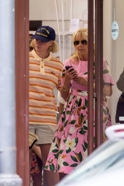 Madrid, İspanya-27 Haziran 2022: ABD 'nin First Lady' si Jill Biden, Madrid 'de torunları Maisy ve Finnegan ile birlikte yürüyor. Jill Biden Madrid 'de alışveriş yapıyor. NATO Zirvesi.