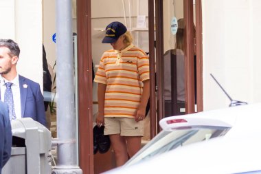 Madrid, İspanya-27 Haziran 2022: ABD 'nin First Lady' si Jill Biden, Madrid 'de torunları Maisy ve Finnegan ile birlikte yürüyor. Jill Biden Madrid 'de alışveriş yapıyor. NATO Zirvesi.