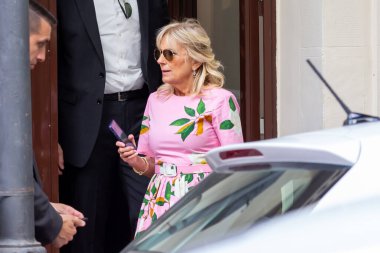 Madrid, İspanya-27 Haziran 2022: ABD 'nin First Lady' si Jill Biden, Madrid 'de torunları Maisy ve Finnegan ile birlikte yürüyor. Jill Biden Madrid 'de alışveriş yapıyor. NATO Zirvesi.