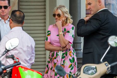 Madrid, İspanya-27 Haziran 2022: ABD 'nin First Lady' si Jill Biden, Madrid 'de torunları Maisy ve Finnegan ile birlikte yürüyor. Jill Biden Madrid 'de alışveriş yapıyor. NATO Zirvesi.