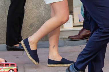 Madrid, İspanya - 27 Haziran 2022: Birleşik Devletler 'in First Lady' si Jill Biden ve torunları Maisy Biden ve Finnegan Biden Madrid 'de yürürler ve rahat olmak için esparto ayakkabısı alırlar. NATO Zirvesi.