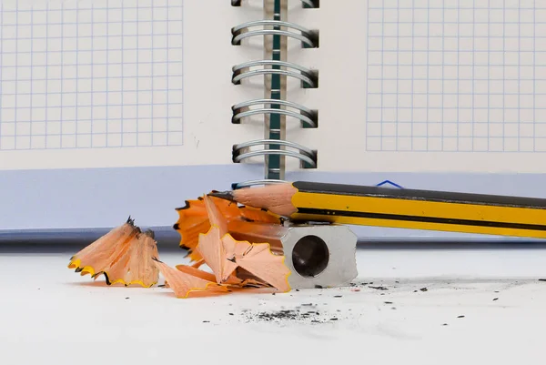 Metal Pencil Sharpener Wooden Pencil Wooden Laminate Pencil Checkered Notebook — Stockfoto
