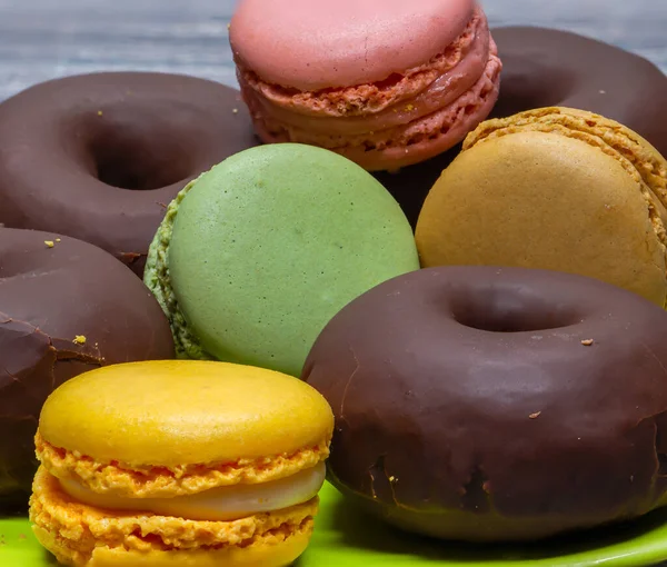 Macro Photo Chocolate Donuts Colorful Macarons Snack Sugar French Cookie — 스톡 사진