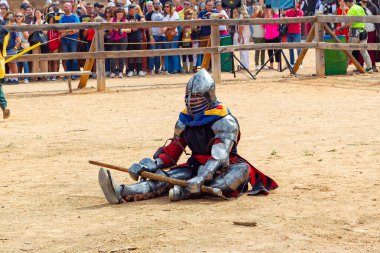 Belmonte, İspanya... 24 Eylül 2022, Ulusal Ortaçağ Güreş Şampiyonası. Savaş alanında ortaçağ askerini mağlup etti. Belmonte Kalesi 'nde ortaçağ savaşları.