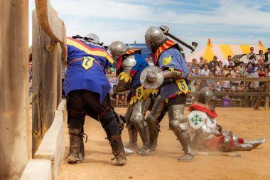 Belmonte, İspanya... 24 Eylül 2022, Ulusal Ortaçağ Güreş Şampiyonası. Ortaçağ askerleri tam muharebe halinde. Belmonte Kalesi 'nde ortaçağ savaşları.